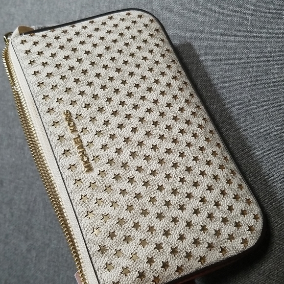 Michael Kors MD Chain Pochette in Vanilla Signature with Gold Stars - Picture 11 of 14